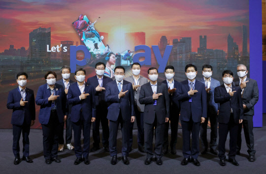 지난 29일 진행된 신한플레이 언팩쇼에 참석한 조용병(앞줄 왼쪽에서 네 번째) 신한금융그룹 회장, 임영진(〃 다섯 번째) 신한카드 사장, 김주현(〃 여섯 번째) 여신금융협회장, 김영기(〃 일곱번째) 금융보안원장을 비롯한 내외빈이 기념사진을 촬영하고 있다. <신한카드 제공>